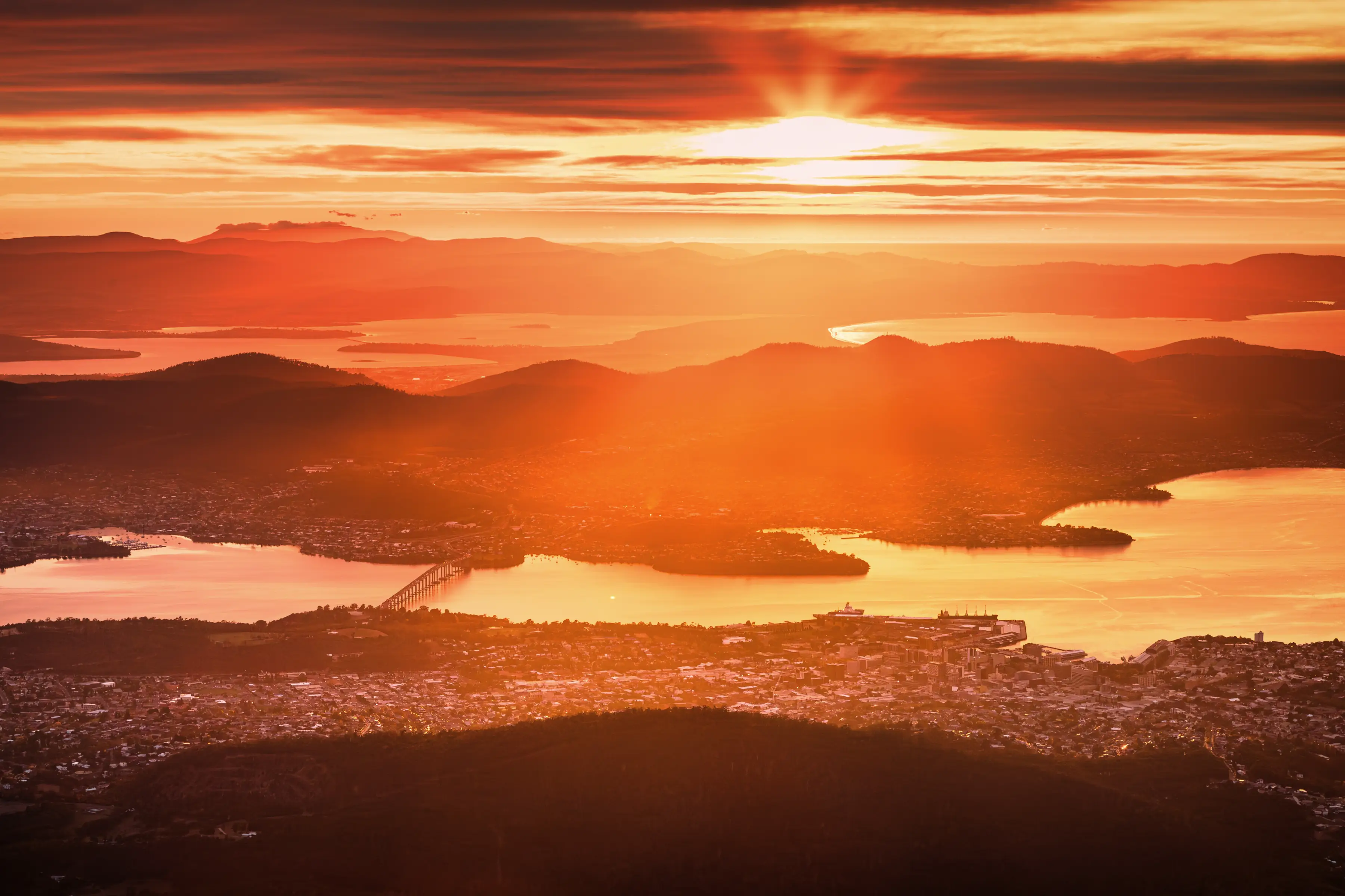View of the Timtumili Minanya/Derwent. Photo: Gavin Guan / iStock.
