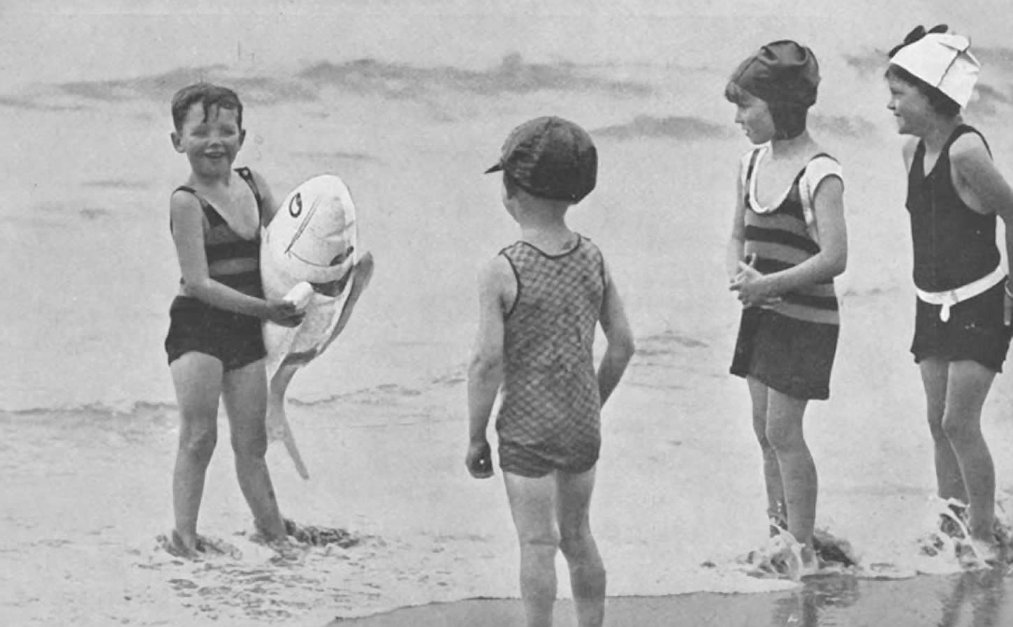 Kingston Beach, 1930. Photo: University of Tasmania Library Special and Rare Materials Collection.