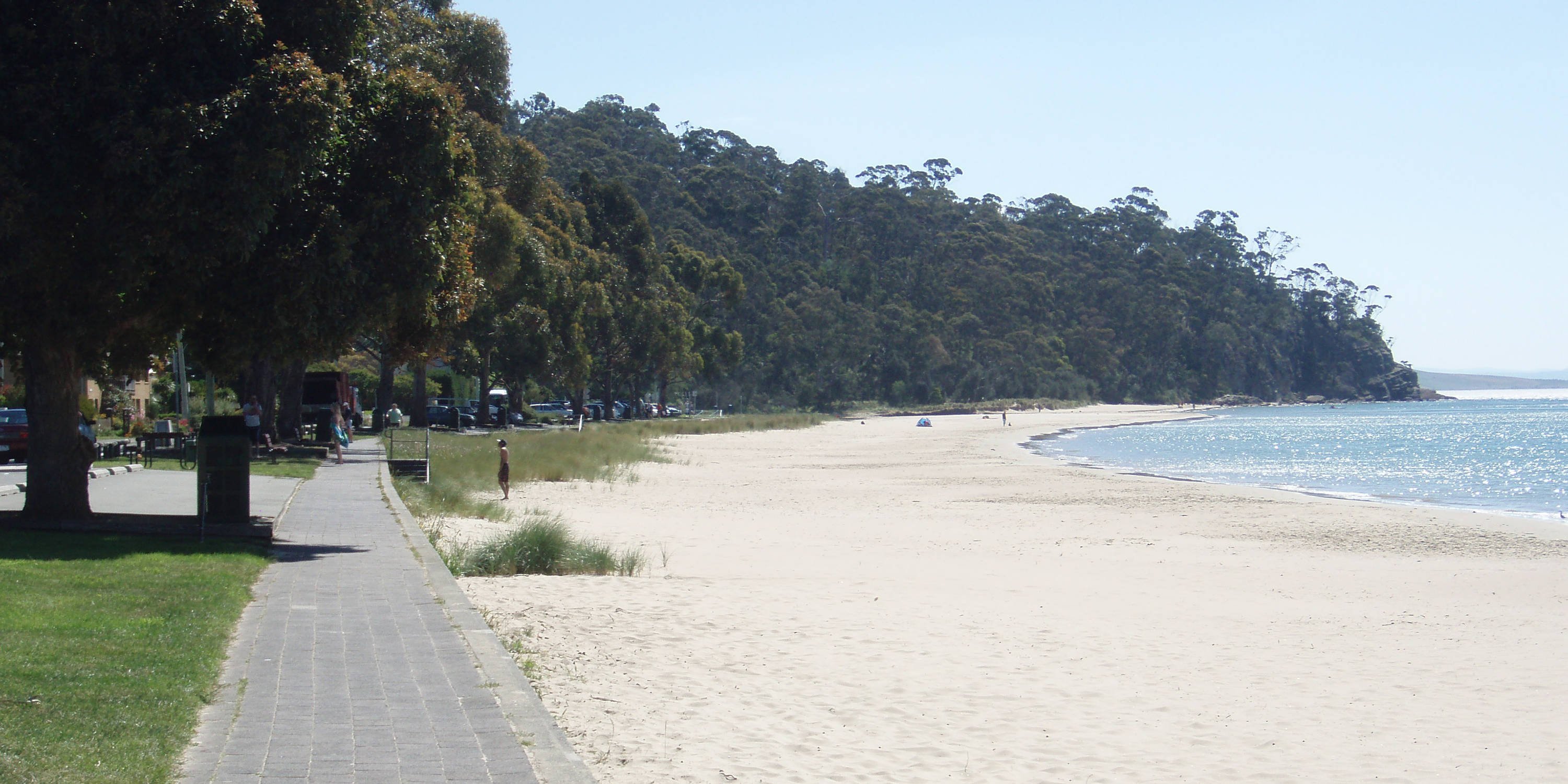 Kingston Beach, Tasmania, looking north. Photo: Derwent Estuary Program.